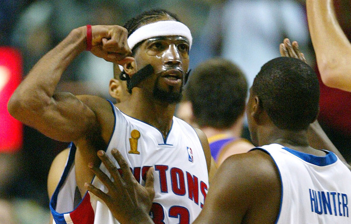 中超赛场争议判罚：VAR判罚引发讨论,（中超判罚风波：VAR介入再度引发热议）