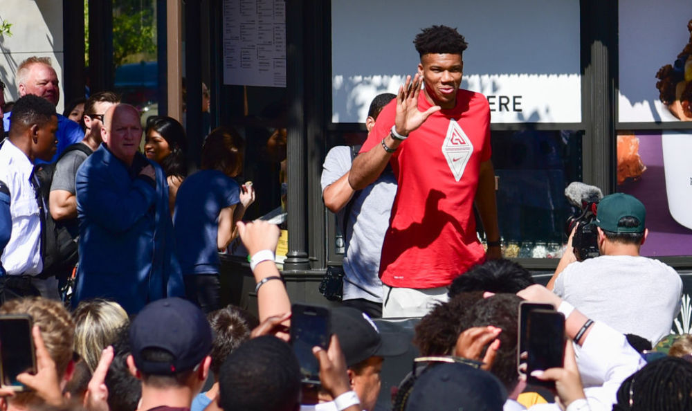 统治力十足，拜仁后防核心乌帕梅卡诺vs巴黎个人集锦（强势压制 拜仁铁闸乌帕梅卡诺对阵巴黎个人高光集锦）