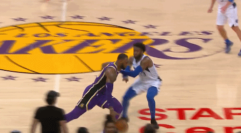 美国名记：苏亚雷斯因为无球状态下踢人被禁赛一场（美国名记称：苏亚雷斯因无球时脚踢对手被停赛一场）