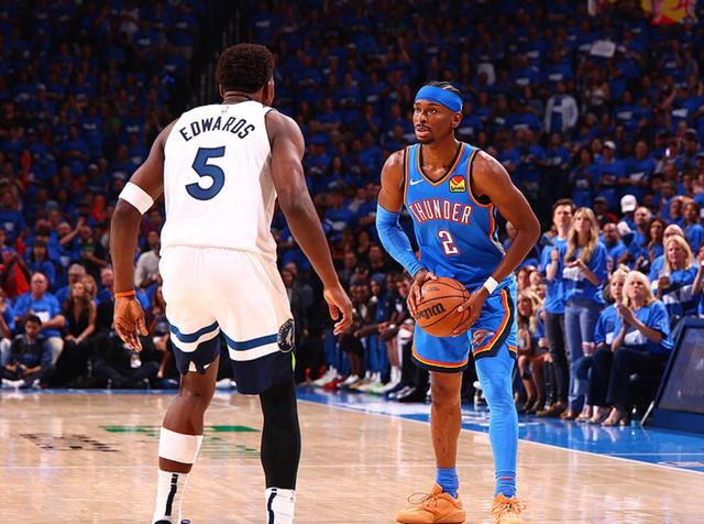 曼联对狼队的预测首发阵容：梅努的未来抉择，约罗强势回归（曼联vs狼队预测首发：梅努面临去留抉择，约罗强势复出）