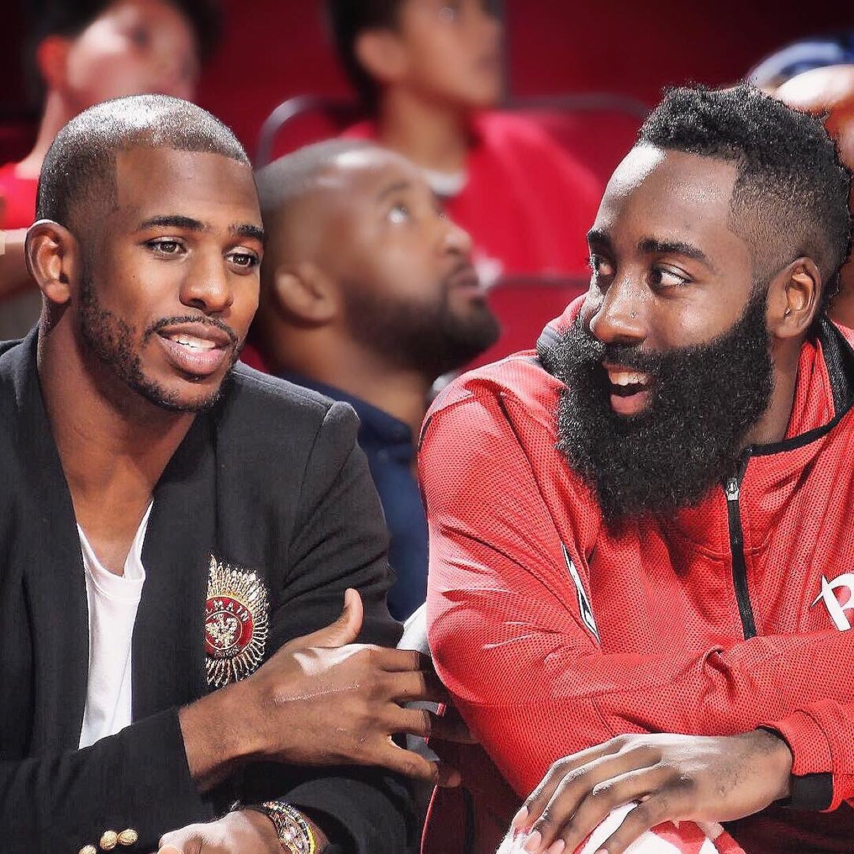 英超半场：阿德利、亚当斯破门，伯恩茅斯暂2-1桑德兰（英超半场战报：阿德利、亚当斯建功，伯恩茅斯暂以2-1领先桑德兰）