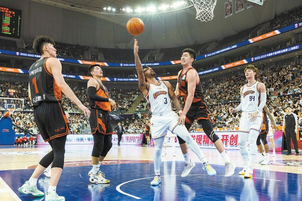 德尚在克莱枫丹问候球员：为卡马庆生、与坎特重逢（德尚现身克莱枫丹探访球员：为卡马庆生并与坎特久别重逢）