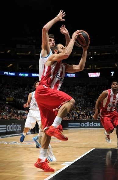 记者：拜仁拥有伊兰昆达的回购条款，回购价450-500万欧元（记者称拜仁设有伊兰昆达回购选项，费用为450至500万欧元）